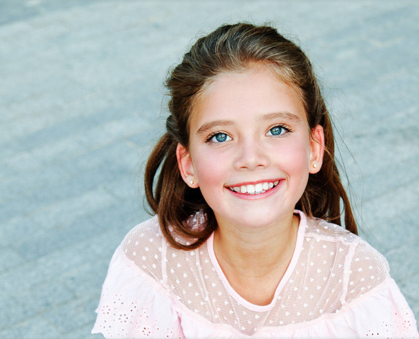 Portrait of adorable smiling little girl child on summer day - Zdjęcie, obraz