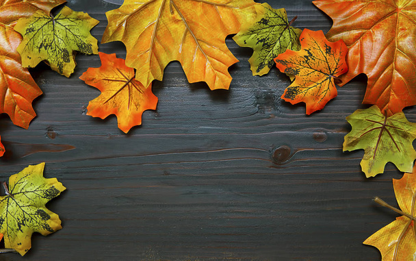 Composición del marco de otoño con hojas secas en el espacio de copia de madera
  - Foto, Imagen