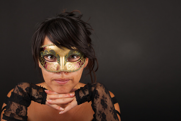 ベネチアン マスクを持つ魅力的女性 - 写真・画像