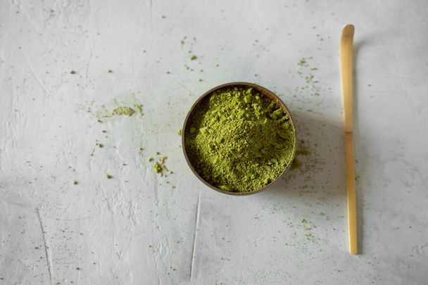 Matcha tea in a brown cup on a gray background - Foto, immagini