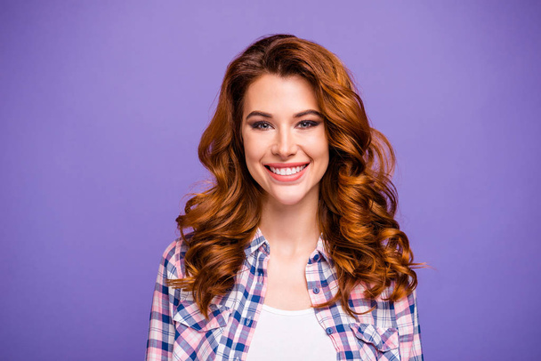 Foto von hübschen Dame mit erstaunlichen welligen Frisur und charmantes Lächeln tragen karierte lässige Hemd isoliert lila Farbe Hintergrund - Foto, Bild