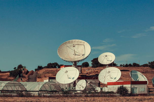 Egy parabolaantenna mező Sintrában, telekommunikáció, Portugália - Fotó, kép
