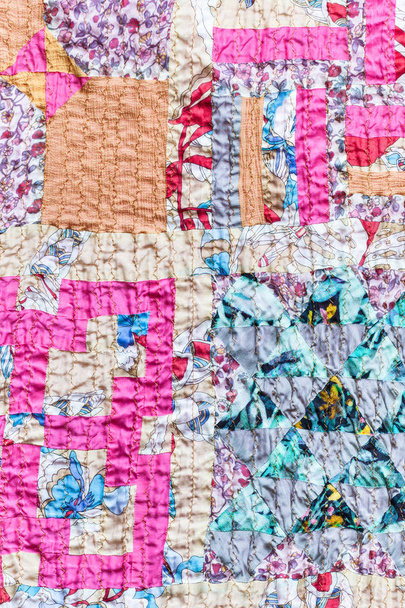 bufanda de patchwork texturizada cosida de tiras de seda
 - Foto, Imagen