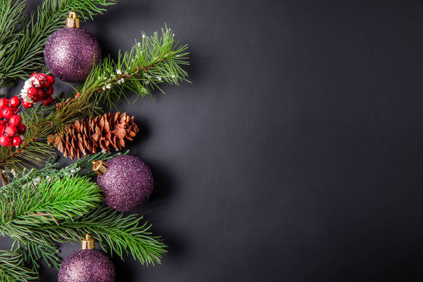 Navidad decoración fondo negro con bolas de Navidad y pinos
 - Foto, imagen