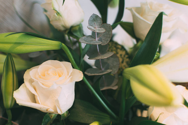 Selektywne skupienie Bukiet białych róż i kwiatów Lilie. - Zdjęcie, obraz