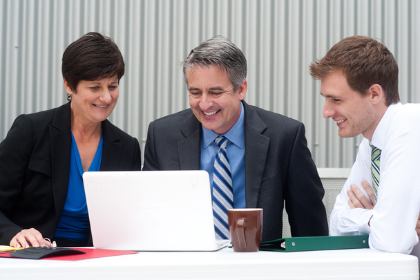 Χαρούμενη επιχειρηματική ομάδα στο γραφείο - Φωτογραφία, εικόνα