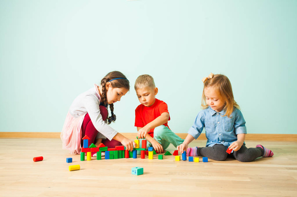 Enfants jouant avec des blocs colorés à l'école maternelle
 - Photo, image