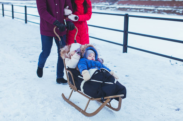 Little girl and boy enjoying sleigh ride - Фото, зображення