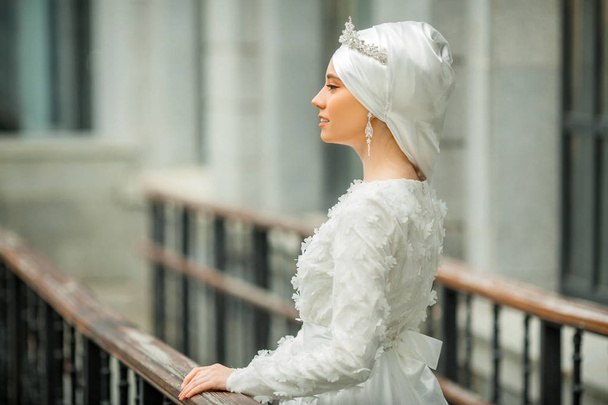 beautiful young woman in traditional islamic white dress - Fotó, kép