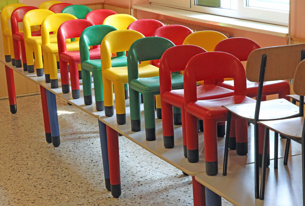 Bonitas sillas en las mesas del refectorio de asilo
 - Foto, Imagen