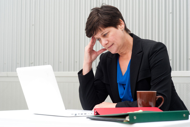 kobieta na stres, zmęczenie i ból głowy - Zdjęcie, obraz