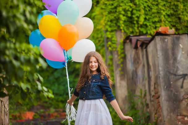Dziewczyna działa z kolorowych balonów na zewnątrz - Zdjęcie, obraz