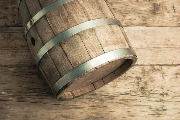Hermoso barril de madera y mesa vieja desgastada de fondo de madera. Vista superior
. - Foto, Imagen