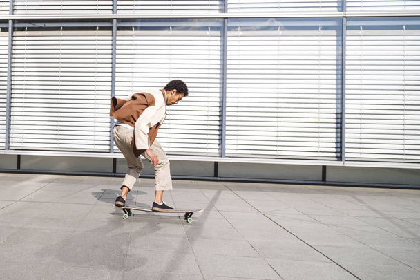 Young black afro-american man riding skateboard outside - Foto, Imagem