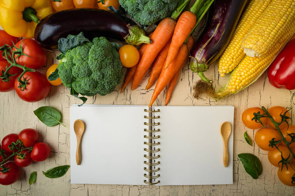 Fond alimentaire d'automne avec fruits, légumes et livre de cuisine ouvert
 - Photo, image