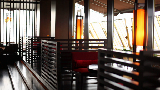Tisch mit Stühlen steht durch Schemen getrennt in Restaurant-Lounge - Filmmaterial, Video