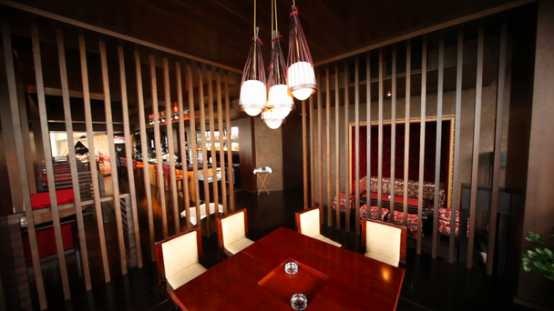 Tisch für acht Personen steht in separatem Raum getrennt durch Jalousie - Filmmaterial, Video