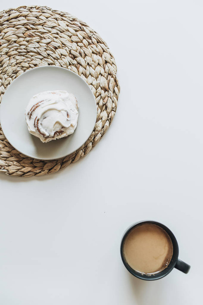 Ранковий сніданок з кавою з молоком і тортами на білому столі. Плоский шар, вигляд зверху мінімальний склад їжі
. - Фото, зображення