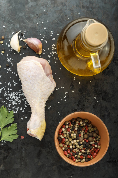 raw chicken leg with spices - Fotoğraf, Görsel