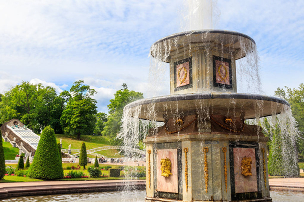 Fuente romana en el parque inferior de Peterhof - Foto, Imagen