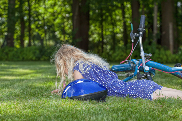 Child fallen down of bike - Foto, Imagem