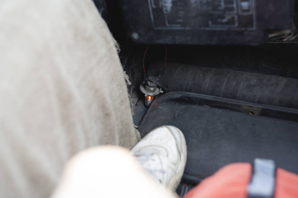 ενδεικτική λυχνία στα πόδια του συνοδηγού. αυτοκίνητο που χρειάζεται επισκευή - Φωτογραφία, εικόνα