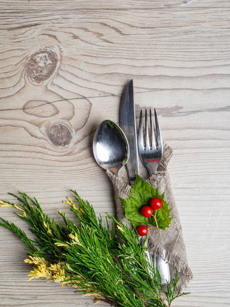 Kırmızı çilek ile bıçak çatal kaşık ile Noel masası ayarı - Fotoğraf, Görsel