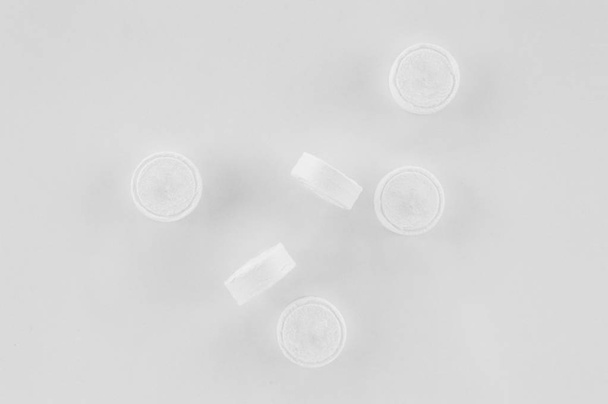 Tejidos de monedas comprimidos, secos y biodegradables sobre un fondo blanco
 - Foto, imagen