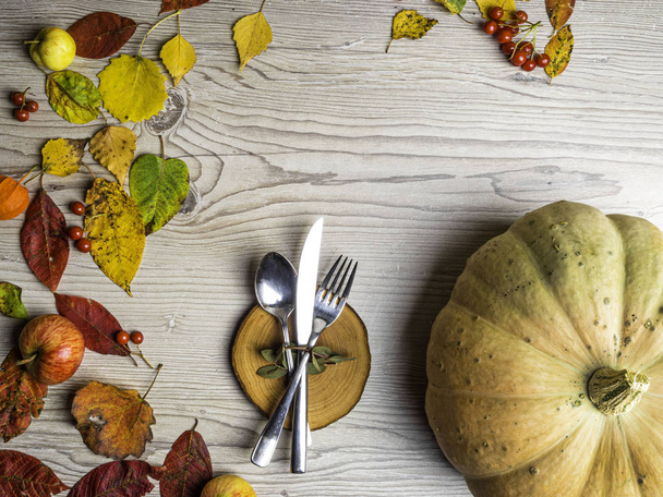 Arreglo de ajuste de mesa temática de otoño para una fiesta estacional, hoja de color, calabaza, bayas rojas, physalis, manzana
 - Foto, Imagen
