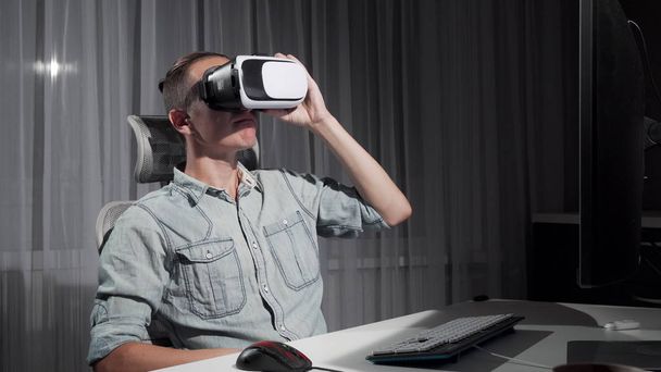 Genç adam gece geç saatlerde sanal gerçeklik 3d gözlük kullanarak - Fotoğraf, Görsel