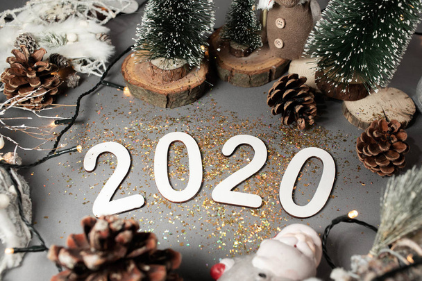 Mutlu Yıllar 2020. Gri arka plan üzerinde 2020 sayısından gelen sembol - Fotoğraf, Görsel
