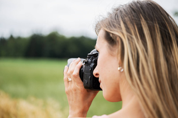 写真を撮る若い女性写真家 - 写真・画像