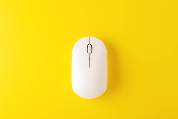 Ασύρματο ποντίκι σε κίτρινο φόντο - Φωτογραφία, εικόνα
