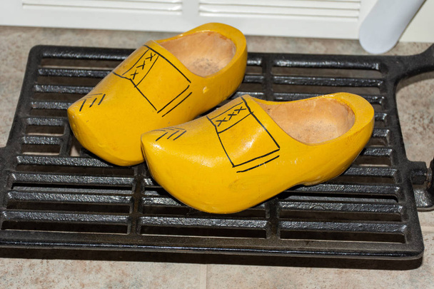 Malé holandské dřevěné boty na polici. Suvenýr z Holandska/Nizozemska. Izolované na pozadí s texturou. - Fotografie, Obrázek
