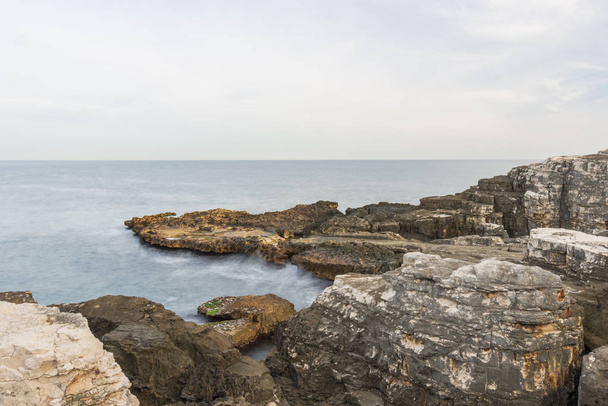 Скелястий пляж на узбережжі Чорного моря Туреччина. - Фото, зображення