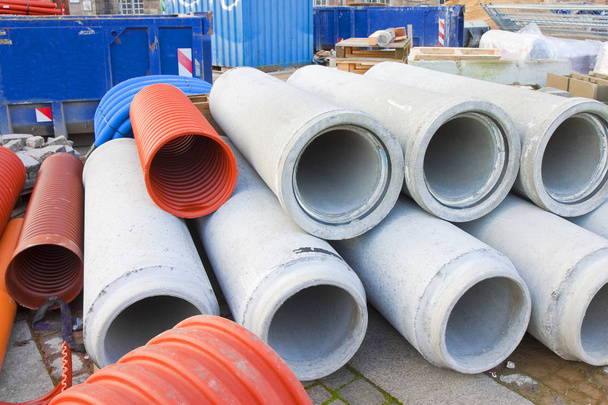 Tubo di plastica colorato e tubo di cemento utilizzato nella costruzione
  - Foto, immagini