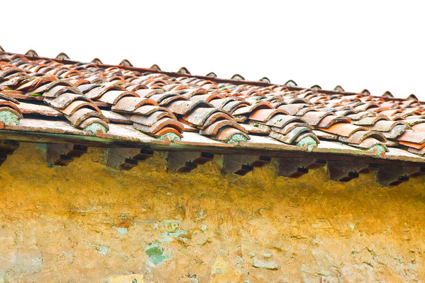 Старая традиционная терракотовая крыша Тосканы (Италия)
) - Фото, изображение
