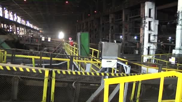 pelletizer ve tvaru mísy a výrobní linka při práci v rudě - Záběry, video