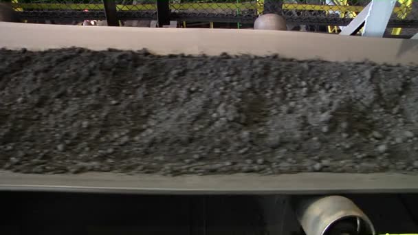 鉄鉱石を積んだ鉱石ドレッシング作業の生産ライン - 映像、動画