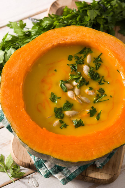 Sopa de calabaza y zanahoria sobre mesa de madera blanca. Comida de otoño
. - Foto, Imagen