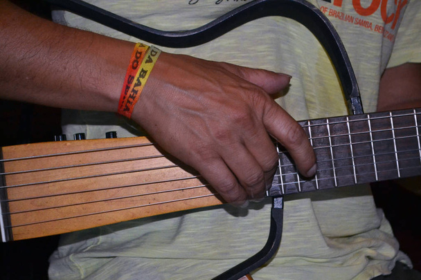 ブラジルのサンバロックギタープレーヤークローズアップ - 写真・画像
