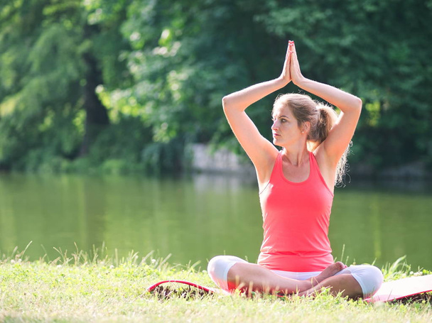 femme faisant du yoga dans le parc - Photo, image