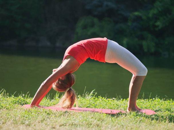 mujer haciendo yoga en el parque - Foto, imagen