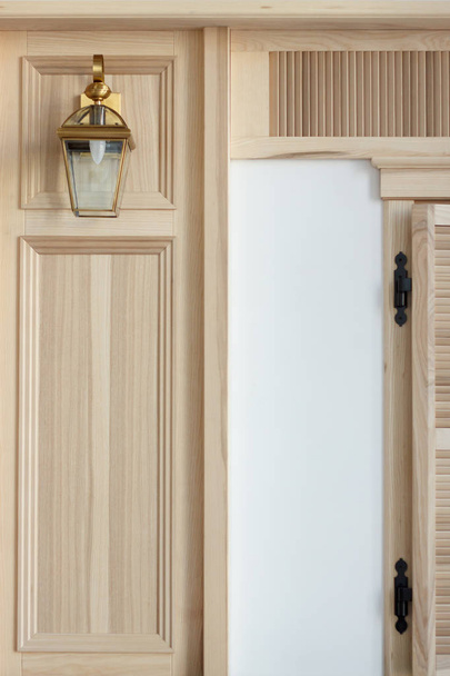 Szczegóły obudowy szafy z drzwiami migawki i latarni, nowoczesne wnętrze domu - Zdjęcie, obraz