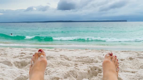 Mujer relajarse en la playa
 - Metraje, vídeo