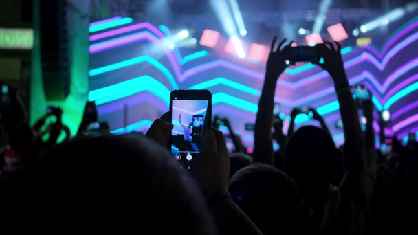 Ihmiset kuvaavat laulajan konserttia älypuhelimella
 - Materiaali, video