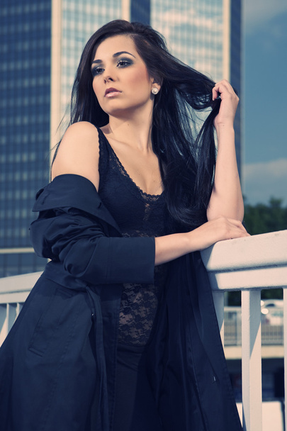 Beautiful young brunette lady posing on city - Foto, afbeelding