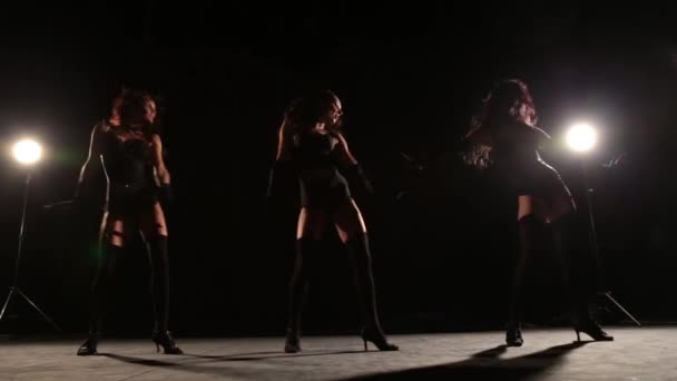 Taniec dziewczyny w pończochach na czarnym tle - Materiał filmowy, wideo