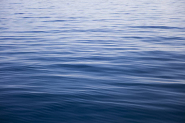 Vista em ondas na superfície da água
 - Foto, Imagem