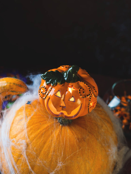 Halloween-Kürbis und Kerze. Spinnennetz - Foto, Bild